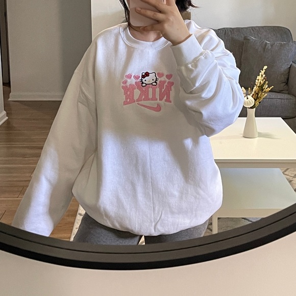 Hello Kitty embroidered sweatshirt, crewneck - Picture 2 of 3